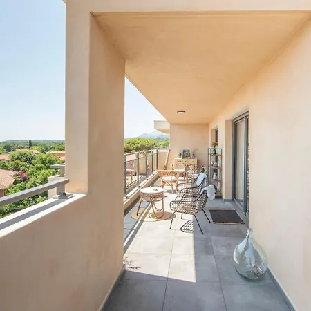 2 Bedroom Sun & Terrace With Sea View شقة *