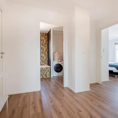 2 Bedroom Sun & Terrace With Sea View شقة *