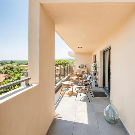 2 Bedroom Sun & Terrace With Sea View 아파트
